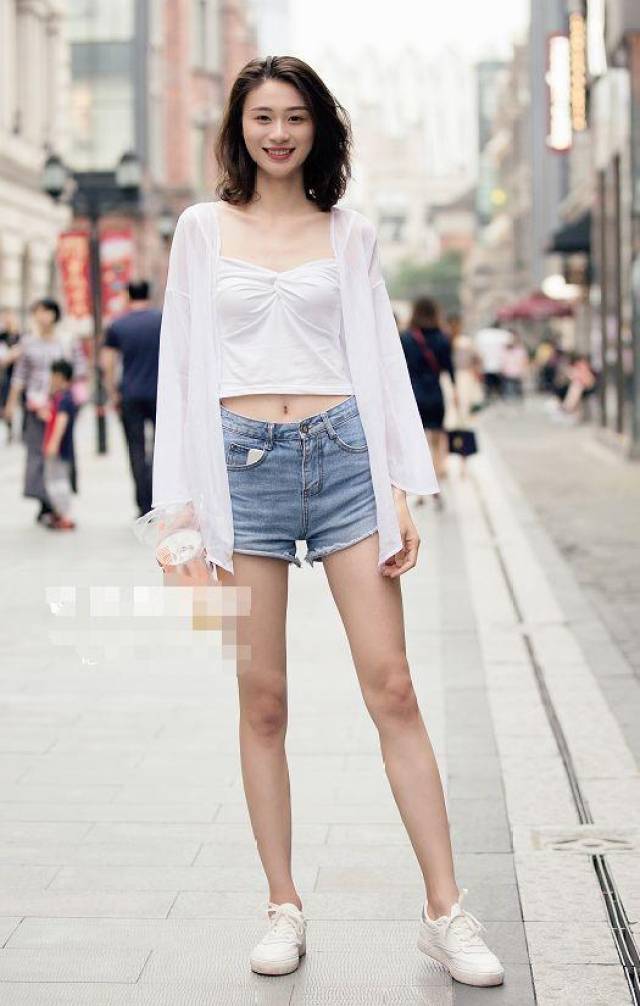 街拍:美女们穿低腰超短裤,露出