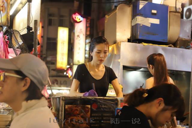 实拍台湾夜市:美女老板卤猪脚,恶魔鸡排比脸大,80岁阿公鱿鱼须有手臂