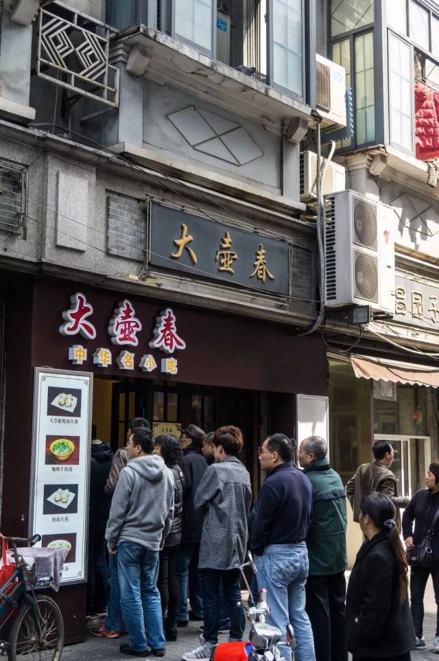 上海最好吃的清水生煎就在黄浦区的大壶春,一口生煎一口咖喱牛肉汤的
