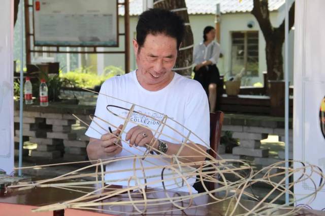 跑累了,可以在休息区休息,并且做一下桌上的草帽和帆布包彩绘diy