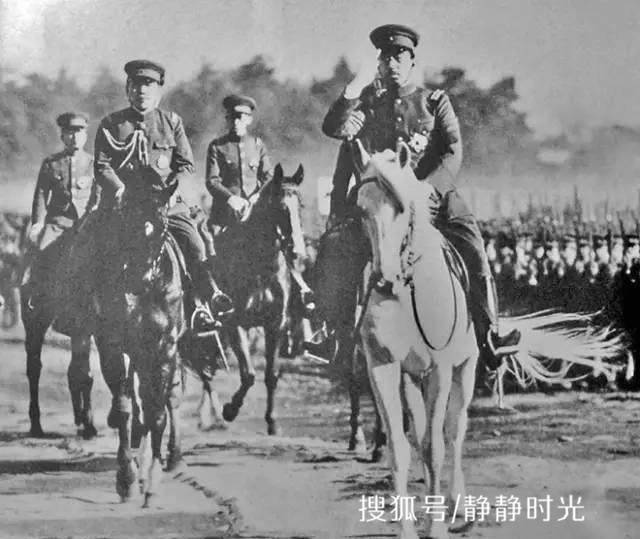 1937年头号战犯裕仁天皇检阅日本军队的情景