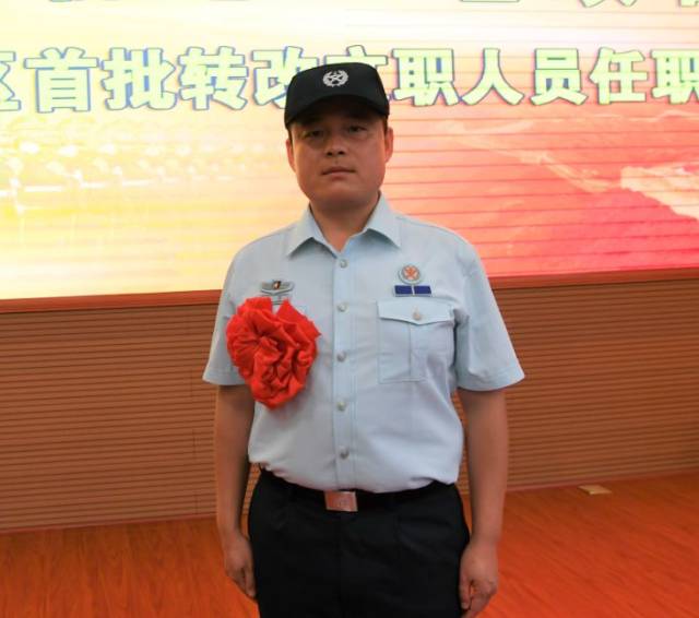 军队文职人员穿上新制服的样子,的确很帅!