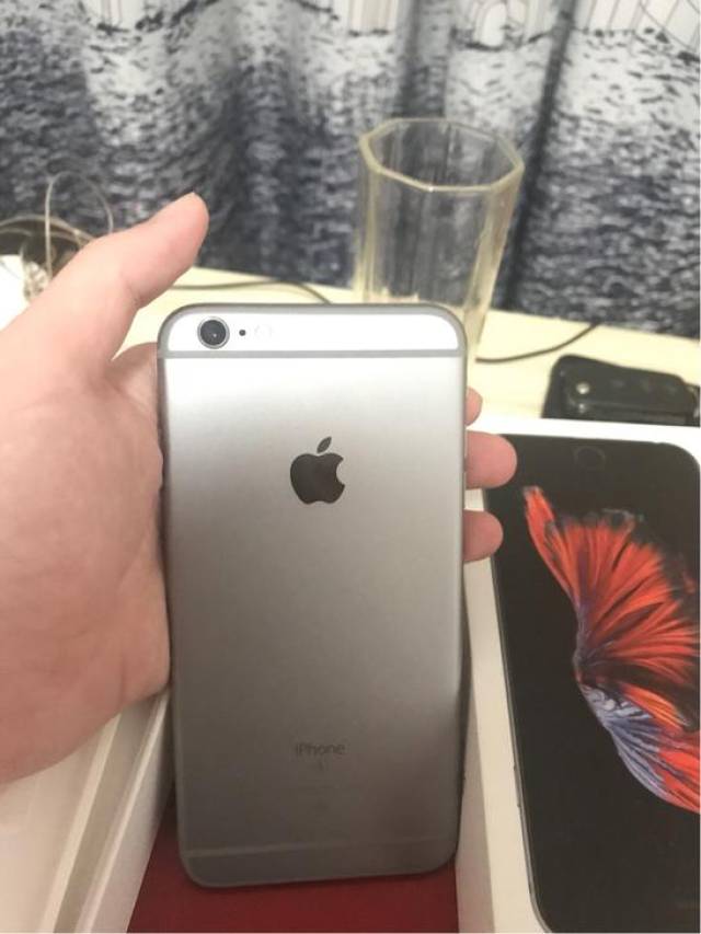 从外观来看,这是一款深空灰配色的iphone 6s,成色很ok,背部没有氧化