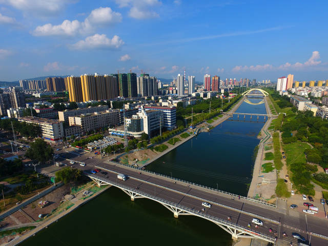 在我们平顶山市,有一条由西到东横贯全市的河流——湛河.