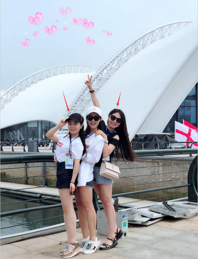 32岁王二妮生活近照,一头长辫尽显村姑气息,与妹妹都是长腿美女