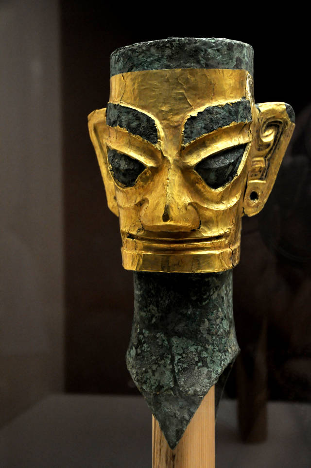 戴金面具辨发青铜人头像 1986年广汉三星堆遗址二号坑出土