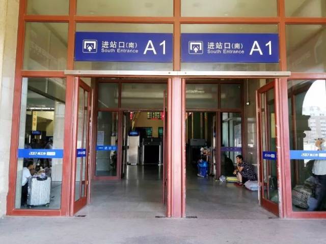 北1售票处出门右转约20米就是北进站口