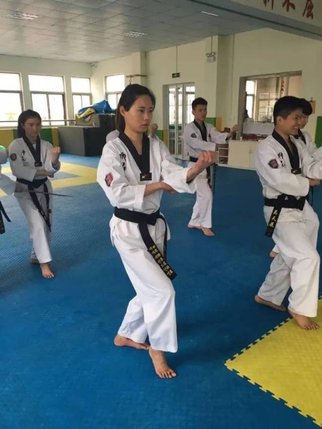 大众赛济宁站少儿组团体第一及优秀教练员荣誉 针对5-17岁少儿跆拳道