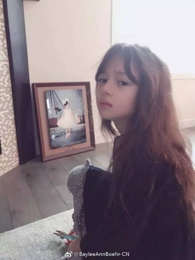 的小天使 笑起来整个人都暖暖的 ▼ 又或许,沉静时 宛如高冷的小仙女