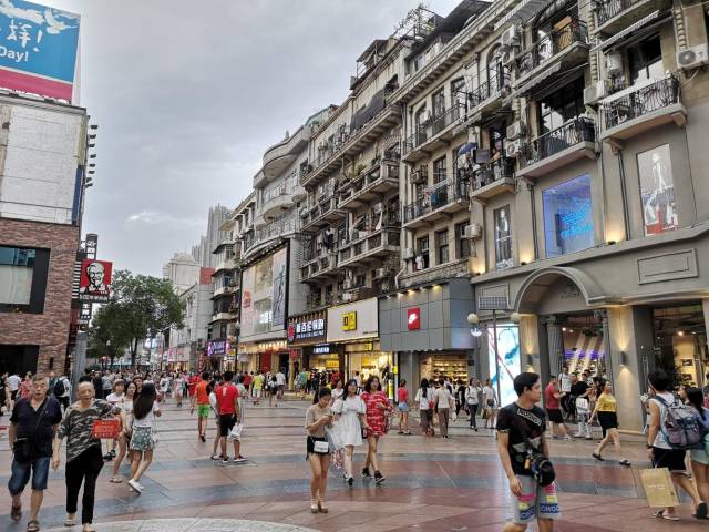 夜幕下的武汉江汉路,灯光璀璨,夜景更加迷人