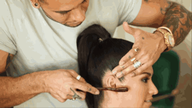 step5:最后用小梳子或是牙刷,沾取定型产品细细地梳理碎发就完成啦!