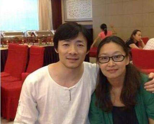 祖峰和妻子生活低调有品位二人一见钟情妻子曾是谋女郎