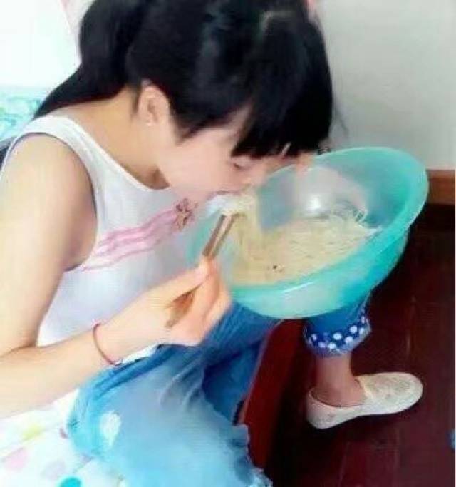 搞笑:这泡面吃的真扎心啊,哈哈