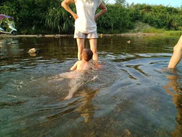 炎热夏季,农村不少孩子都喜欢在村子附近的河里游泳玩耍.