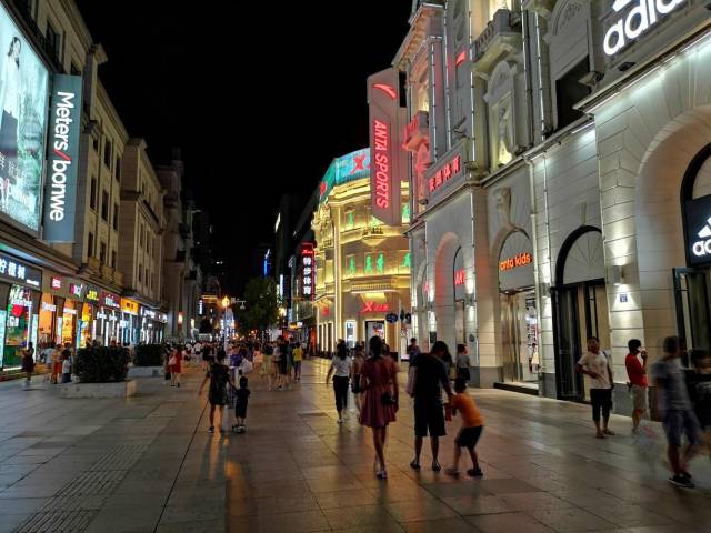 夜幕下的武汉江汉路，灯光璀璨，夜景更加迷人