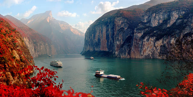 跟着十元看瞿塘峡 瞿塘峡又名夔峡,西起重庆市奉节县的白帝城,东至