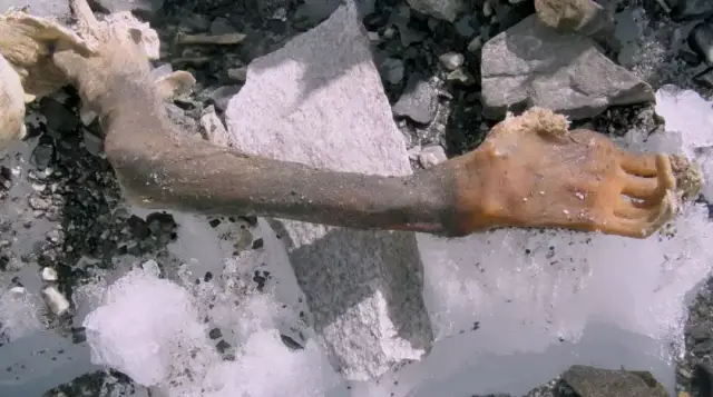 珠穆朗玛峰尸体海拔分布图 冰天雪地中,遍地的残肢和尸体让人触目