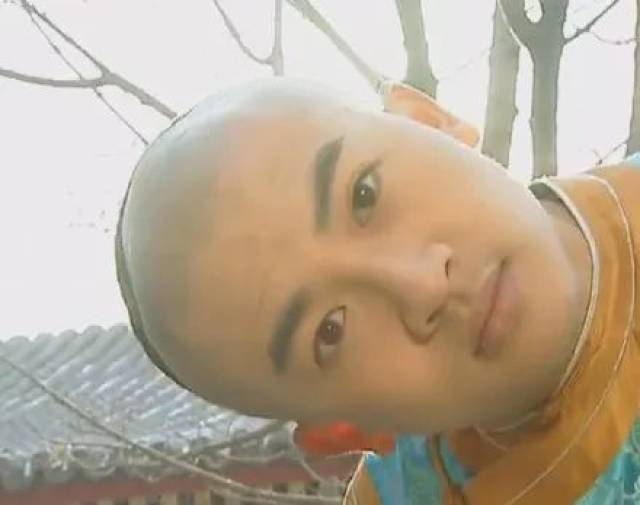 很像一个表情包呢,这不就是当年《还珠格格》的五阿哥的歪头杀吗!