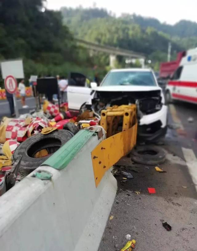 巴中至南江高速上发生一起车祸