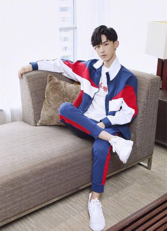 郭俊辰的第一个造型是穿着一套运动装,穿着小白鞋,看着的话非常像是