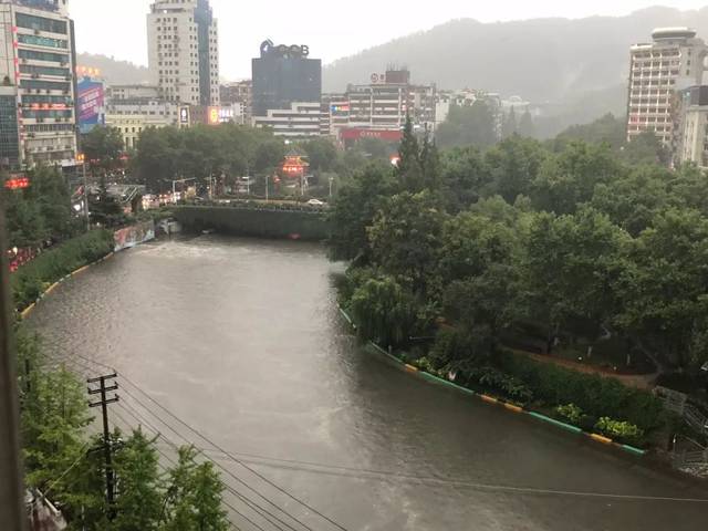 昨天暴雨致湘江河水位上涨,个别地段水位超过了河堤