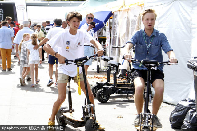 丹麦王子携家人亮相赛车活动 亲自上阵体验驾驶乐趣