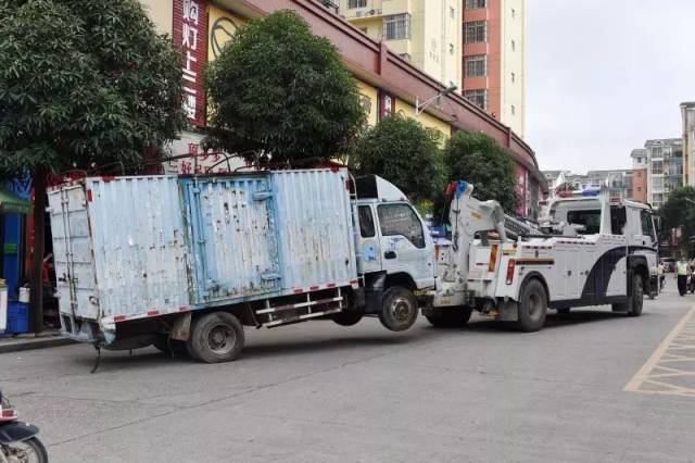 不仅曝光还要拖走!南宁交警全面清理道路"僵尸车"