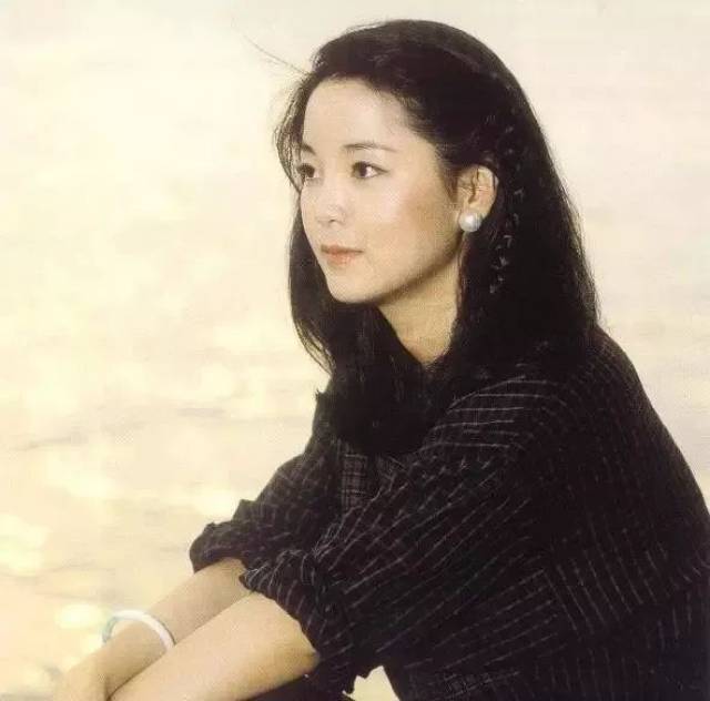 故事| 邓丽君:一生有7个情人,但陪她到最后的却是1只玉镯.