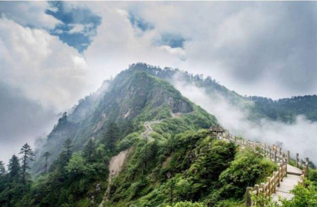 西岭雪山位于大邑县,沿着绵延的山路进