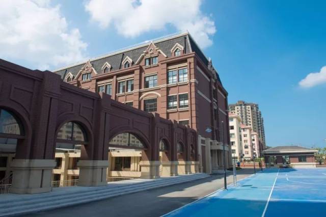班左右 根据8月初芝罘区教体局公布的学区范围 御龙山学校将接收梁家