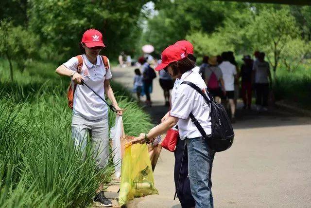 可以比普通慢跑多消耗30大卡热量, 并且捡垃圾的动作, 近似于健身中