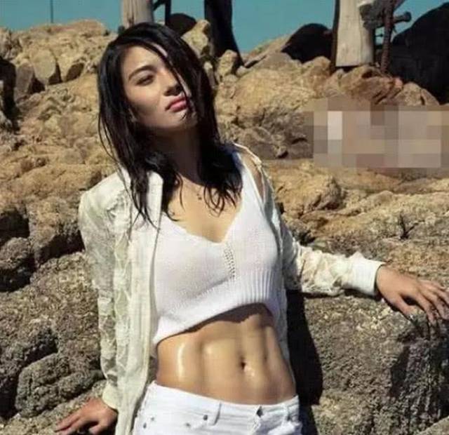 霸气!女足姑娘腹肌完爆男足，两大将加盟欧洲豪门球迷叫好