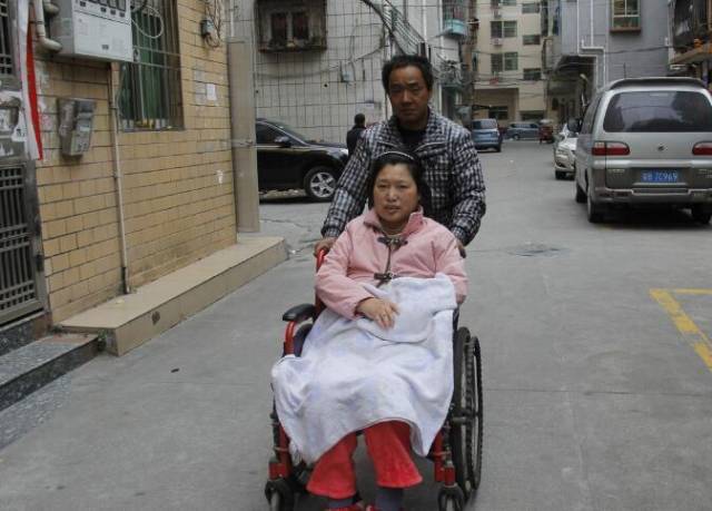 瘫痪女人遇老乡照顾,40岁冒险生子报答对方