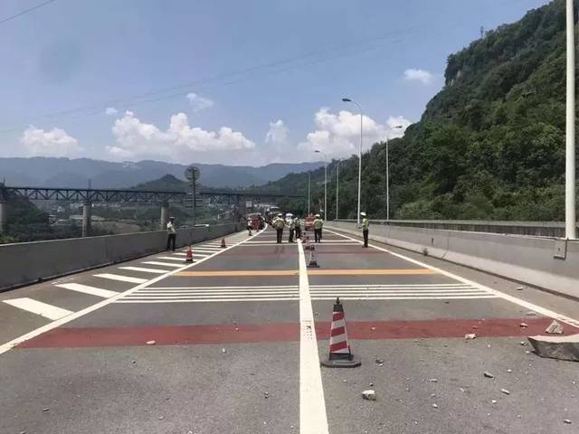 8月3日g42沪蓉高速公路万州段庙梁隧道入口 (往重庆方向) 因岩体崩塌
