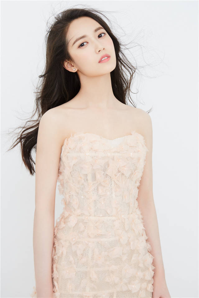 陈钰琪曝光夏日甜美写真 秀发飘逸眼神清澈灵动