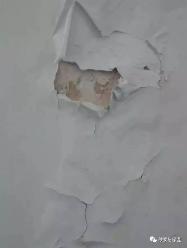 好端端的墙面,开始泛碱,开裂,脱皮,怎么回事?