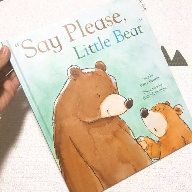 《say pease little bear》讲述的是熊爸爸带小熊去参加生日宴遇到的