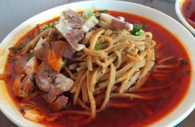 羊肉糊饽,简单说就像羊肉烩饼,但个中滋味,却又远胜于此.