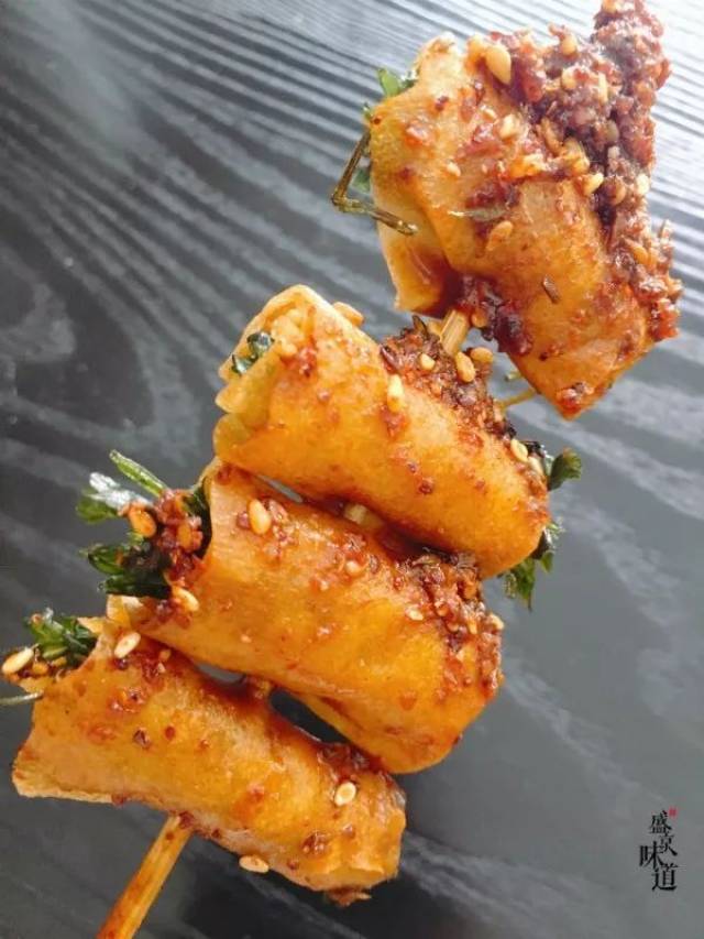 家没吃过的味道 有一点甜丝丝的 却又 不腻人 炸香菜卷 · 炸金针菇卷