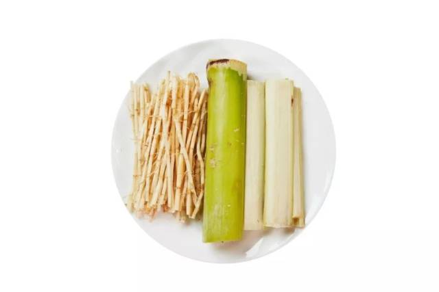 sdfd 常用搭配猪肉煲汤的新鲜瓜果 左:竹庶和茅根 右:粟米,甘笋和莲藕