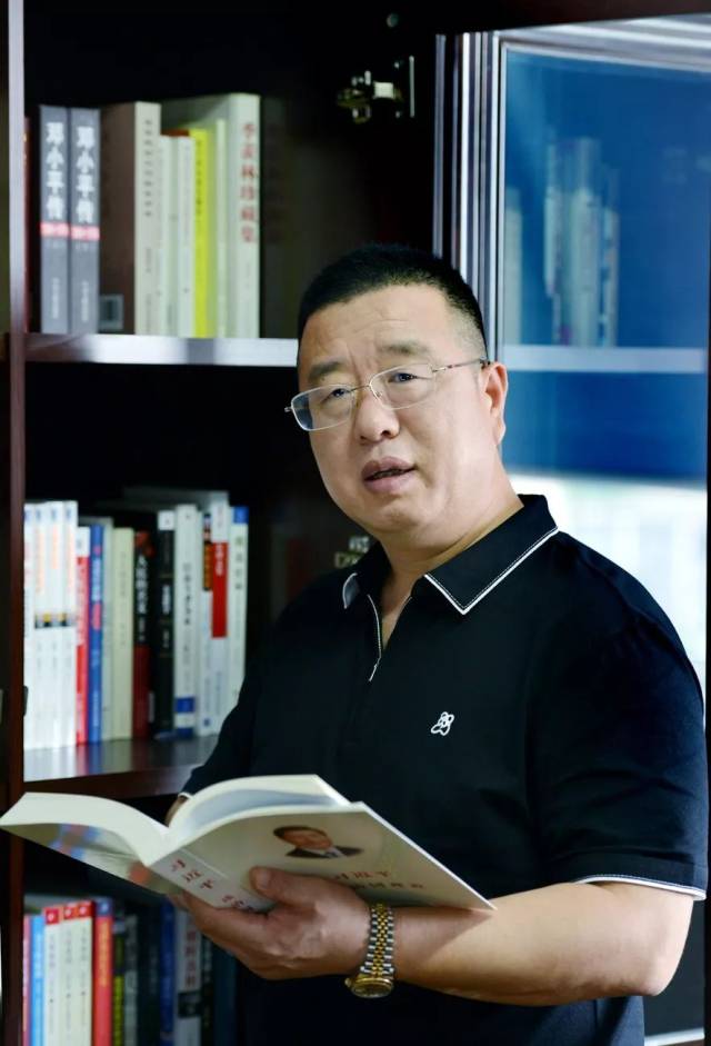 《都市晨报》专版点赞!看百邦集团董事长董恒春的创业故事. .