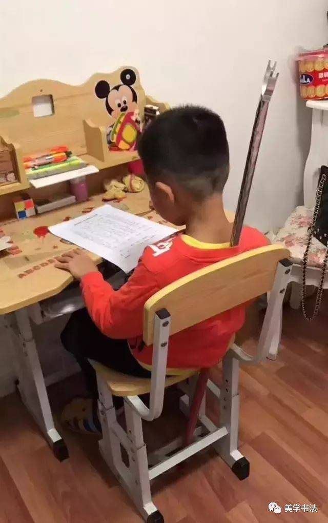 美学书法:果然高手在民间!写字坐姿不正确,已被聪明妈妈攻克!