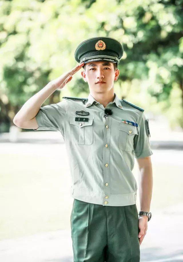 就是 ——"特战男神"何捷!