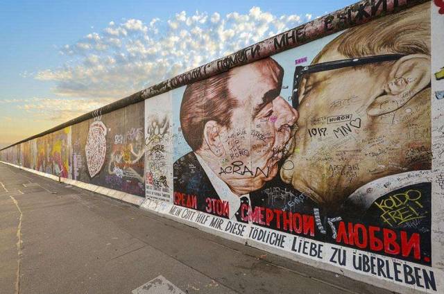 现实的柏林墙已经被拆毁,但是专门为旅游修建的涂鸦柏林墙,还是可以让