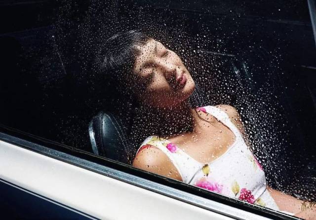 最好保持高冷,一脸性冷淡的样子能有效阻止图谋不轨的人见色起意
