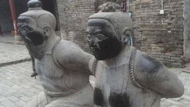 中国比较特殊的雕像,人们看到后,都会忍不住上前抽打一番