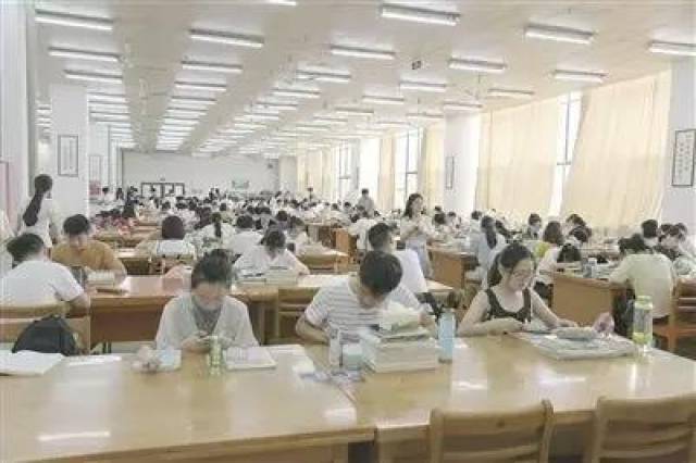 ( 江西师范大学图书馆,图片来源:《江西日报》)