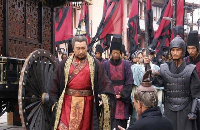 此人本是秦朝将领,一生经历八朝皇帝,后来自己也成了皇帝