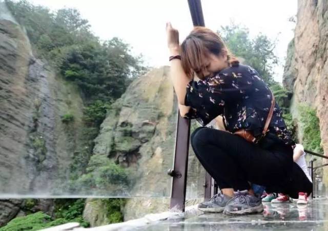 盘点:那些被玻璃栈道"吓坏"了的人, 站都站不稳, 丑态