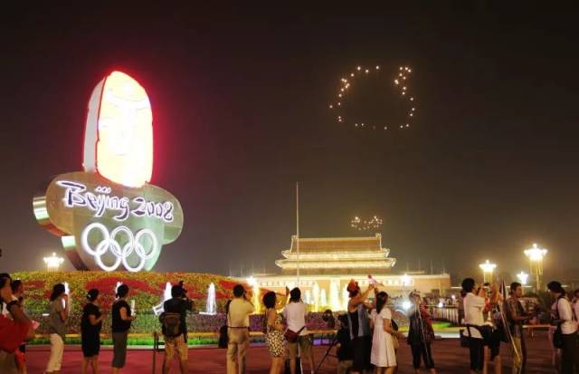 29个大脚印烟花踏过北京上空 这短短的数秒奥运"脚步" 中国人跋涉了一